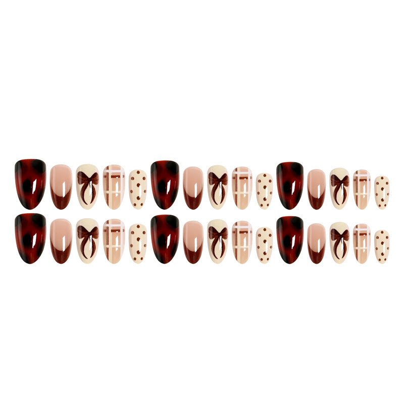 Kunstvolle Nagelspitzen mit Schleifen-Design Brehn