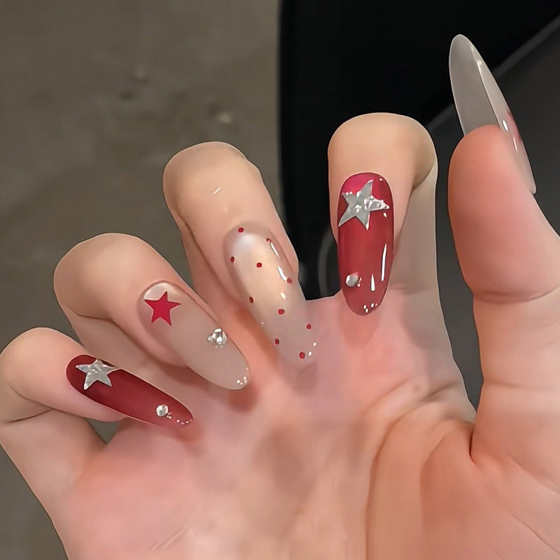 Künstlerisches Press-on-Nagelset mit glamourösen Sternelementen Brehn