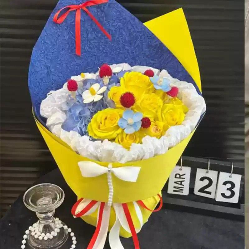 Künstliches Blumenarrangement mit Schleifenakzent