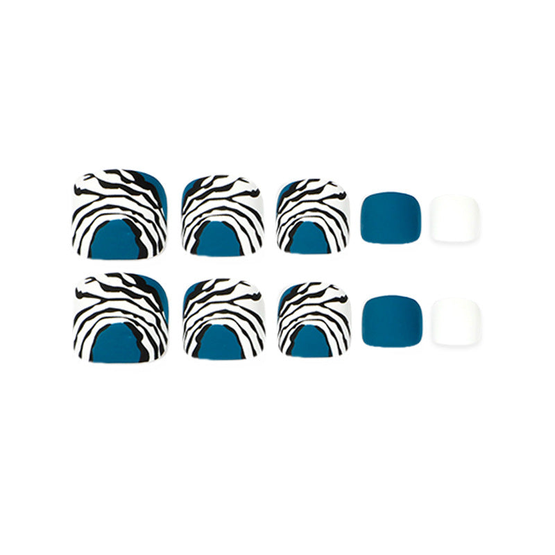 Kunstvolle Fußnagelgestaltung im modernen Zebra-Design Brehn