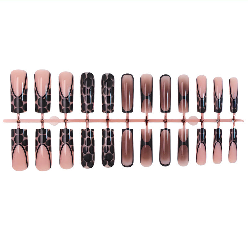 Kunstnagelset mit eleganten Dekoren und modernem Design Brehn
