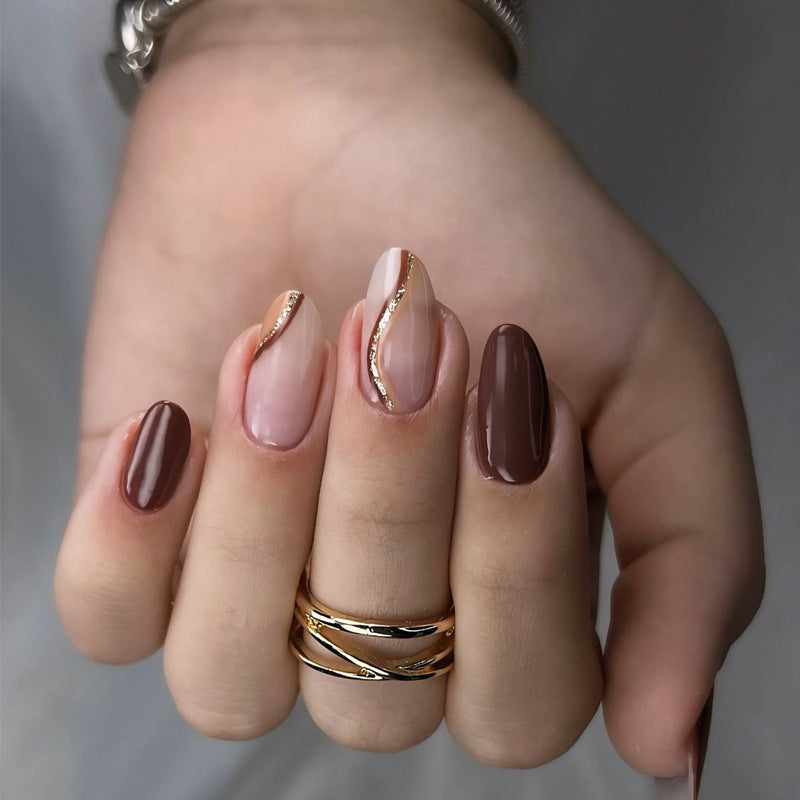 Künstlerisches Press-On Nagelset mit elegantem goldenen Akzent Brehn