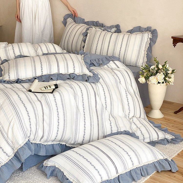 Gestepptes Bettwäscheset aus Baumwoll‑Musselin mit zartem Kirschenprint und Rüschenkante
