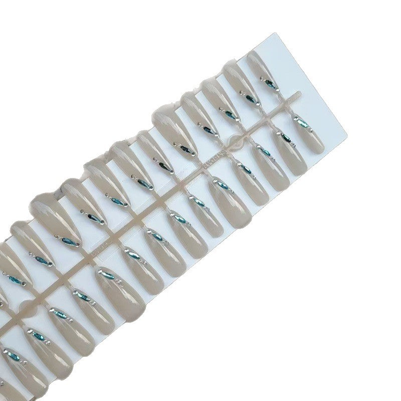 Kunstnägel mit Glitzerakzenten und eleganten Formen Brehn