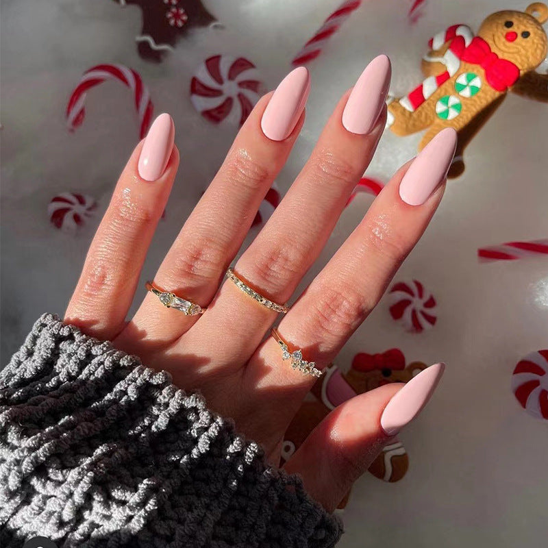 Kunstvolle Nageldesigns mit mattem Finish und elegantem Stiletto Brehn