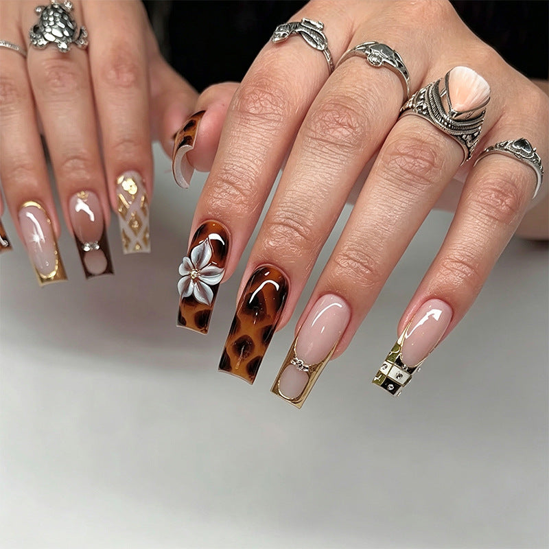 Exklusive Kunstnägel mit elegantem Tiermotiv und Glitzerakzenten Brehn