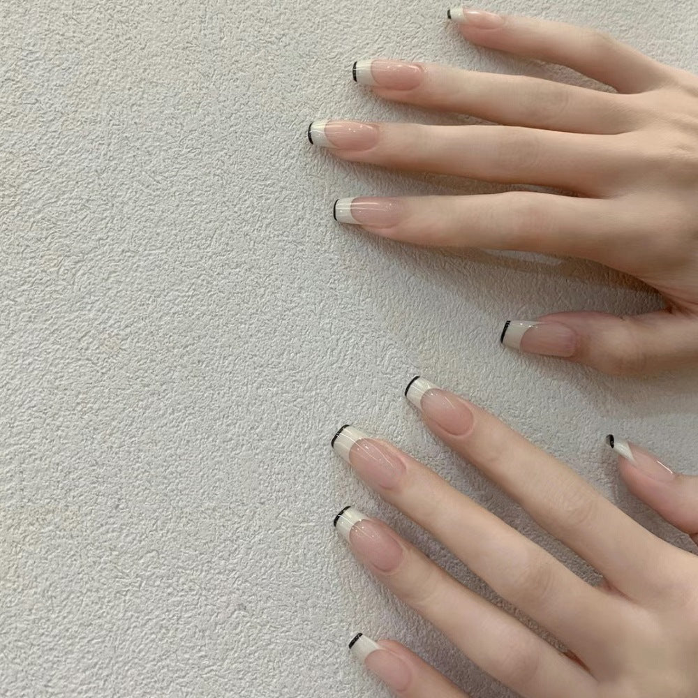 Französische Tipp Press-On Nägel mit eleganten schwarzen Details Brehn