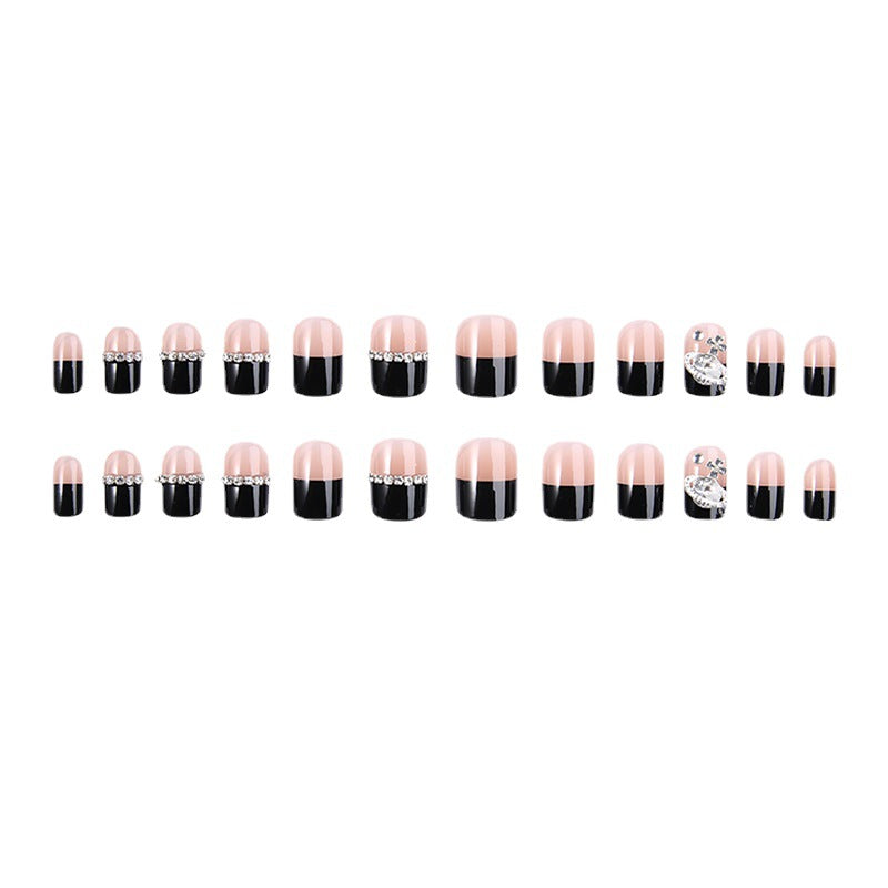 Glamouröses Kunstnagelset mit funkelnden Kristallverzierungen Brehn
