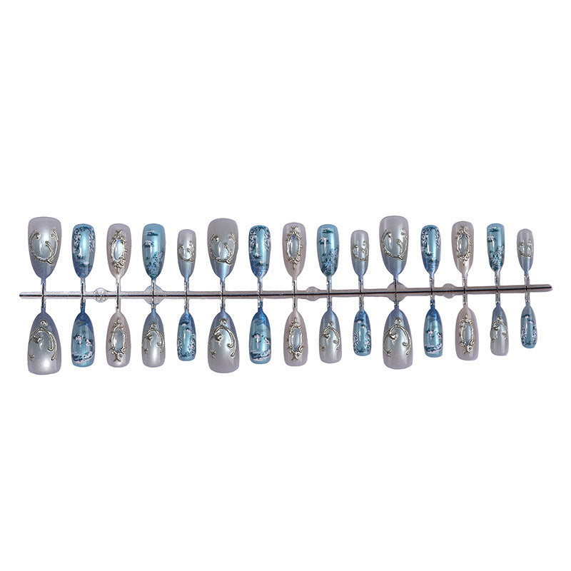 Kunstnagelset mit luxuriösen Mustern und eleganten Verzierungen Brehn