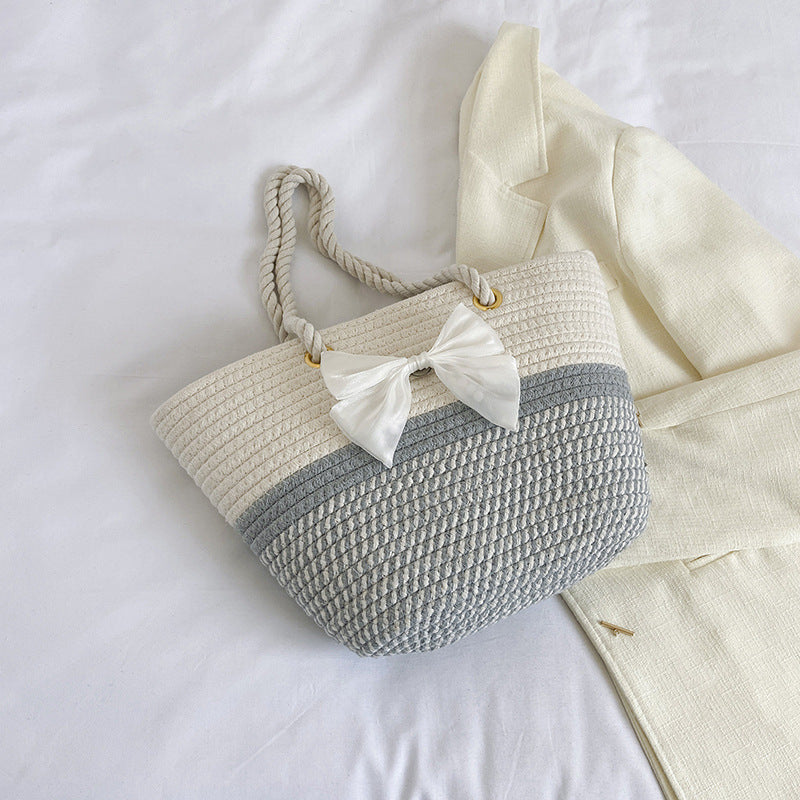 Handgefertigte Strohtasche mit floralem Detail Brehn
