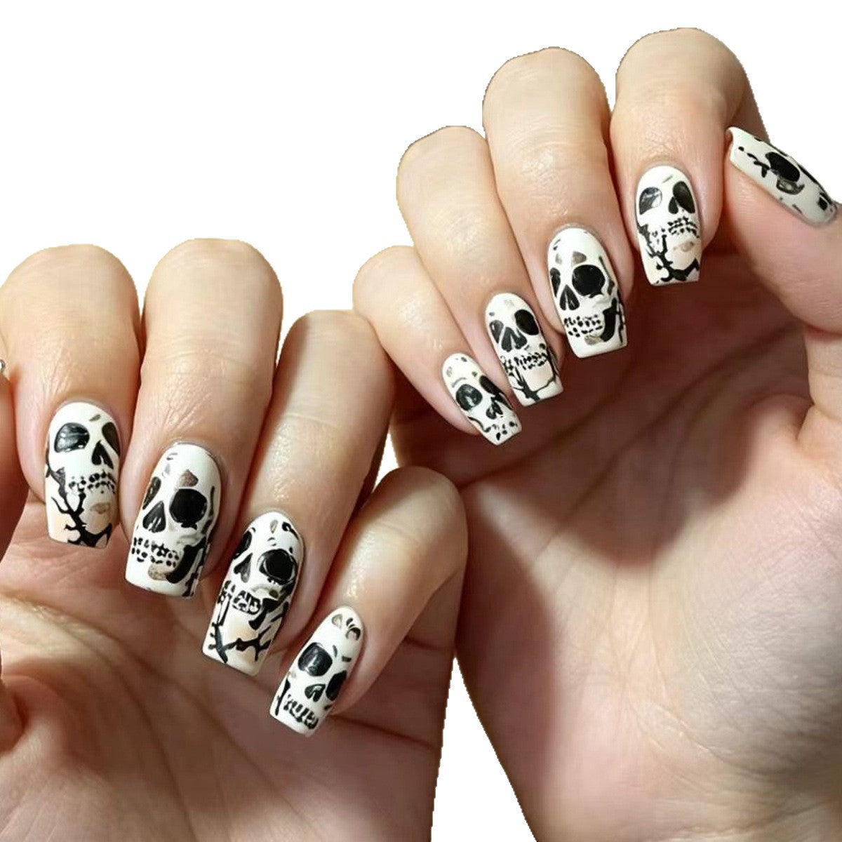 Kreative Kunstnägel mit Detailverliebt Gestaltetem Totenkopf-Design Brehn