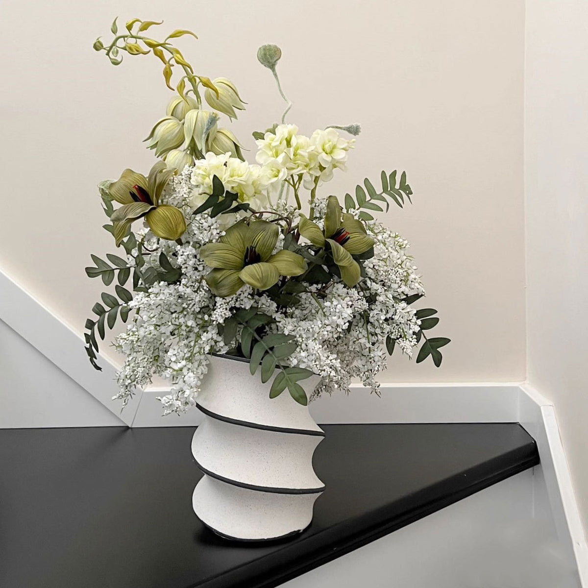 Lebensechte Blumenstrauß-Anordnung