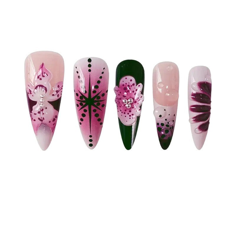 Blumenverzierte Stiletto-Nagelkunst Brehn