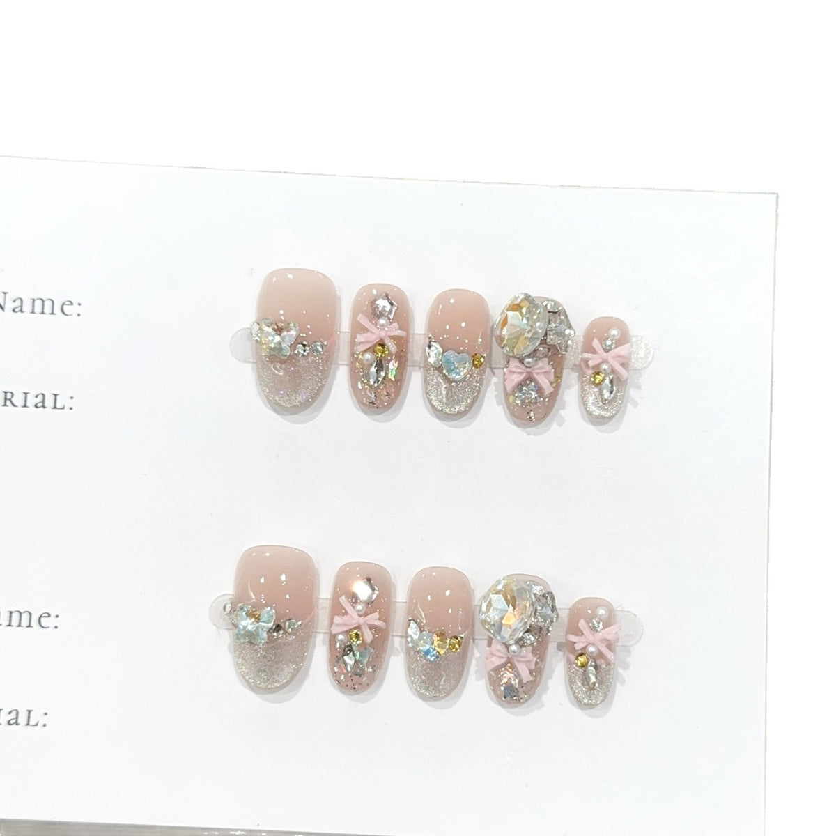 Dekoratives Press-On Nagelkunstset mit Strass-Akzenten