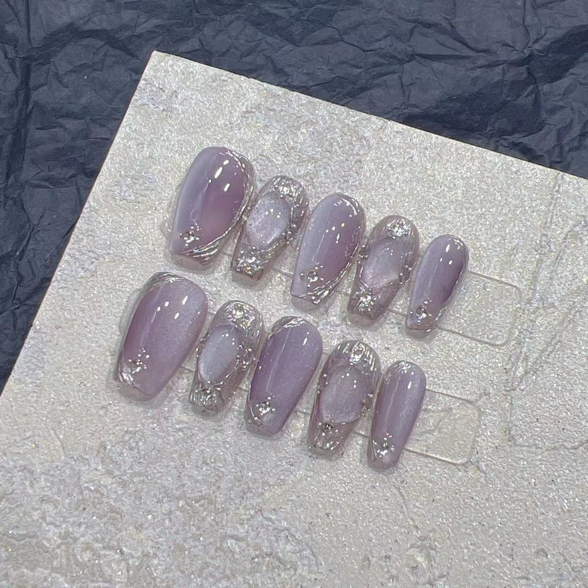 Künstlerische Press-On Nageldesigns Brehn