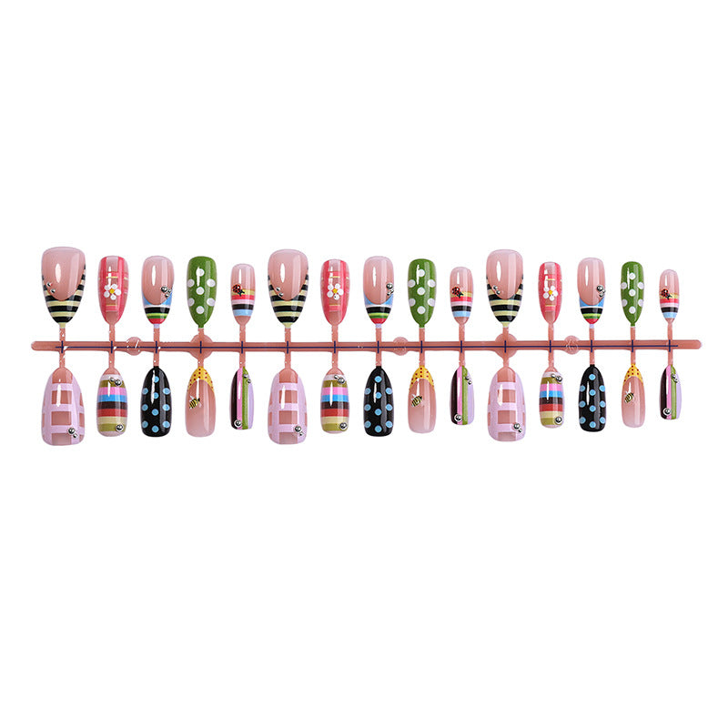 Dekorativer Press-On Nagelset mit einzigartigen Designs Brehn