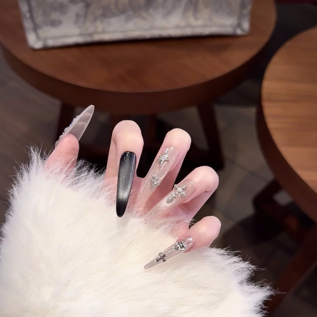 Künstlerische Lange Stiletto Nagelverlängerungen mit Kristallakzenten