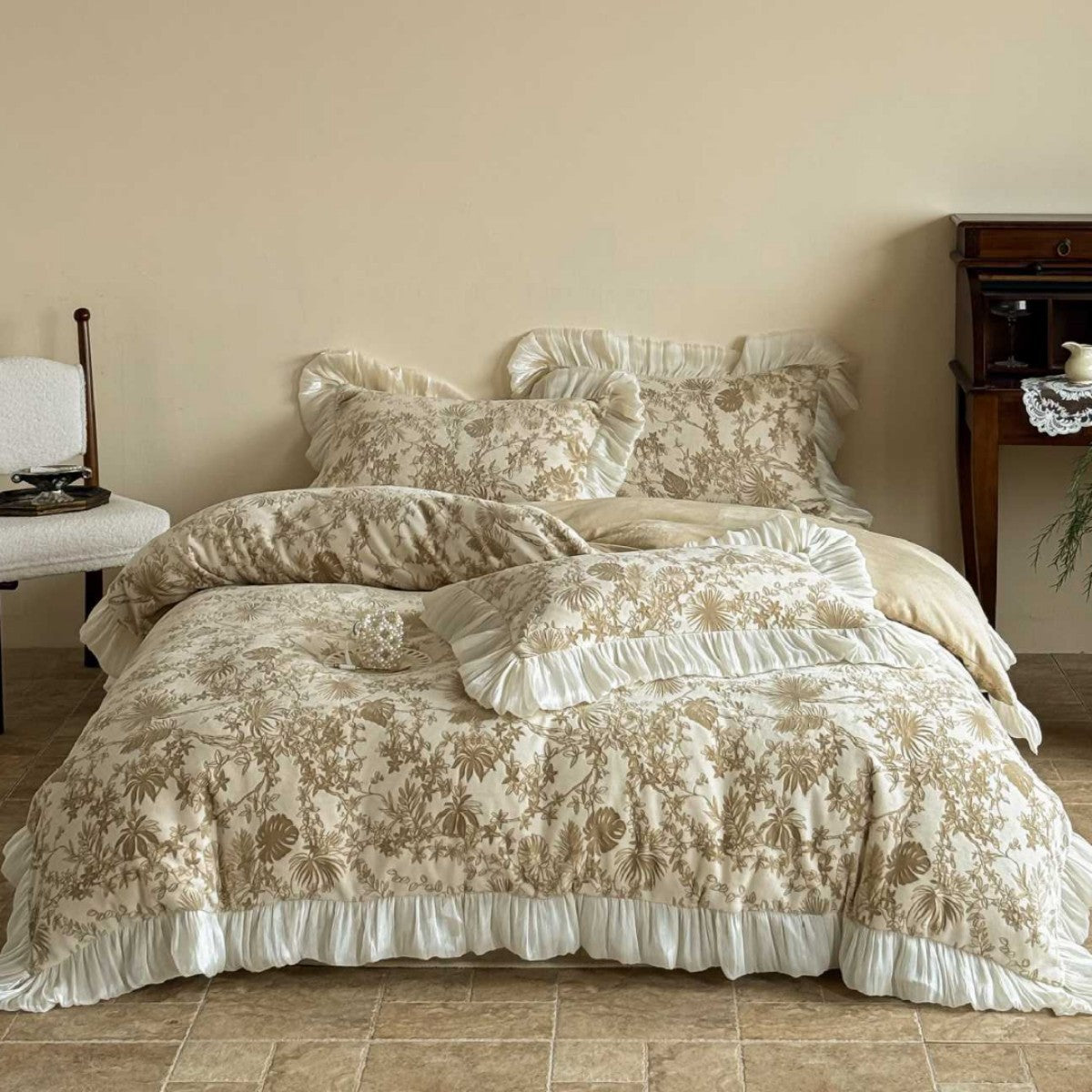Luxuriöses Rüschen-Bettwäsche-Set mit Jacquard-Blumenmuster und wattierter Tagesdecke