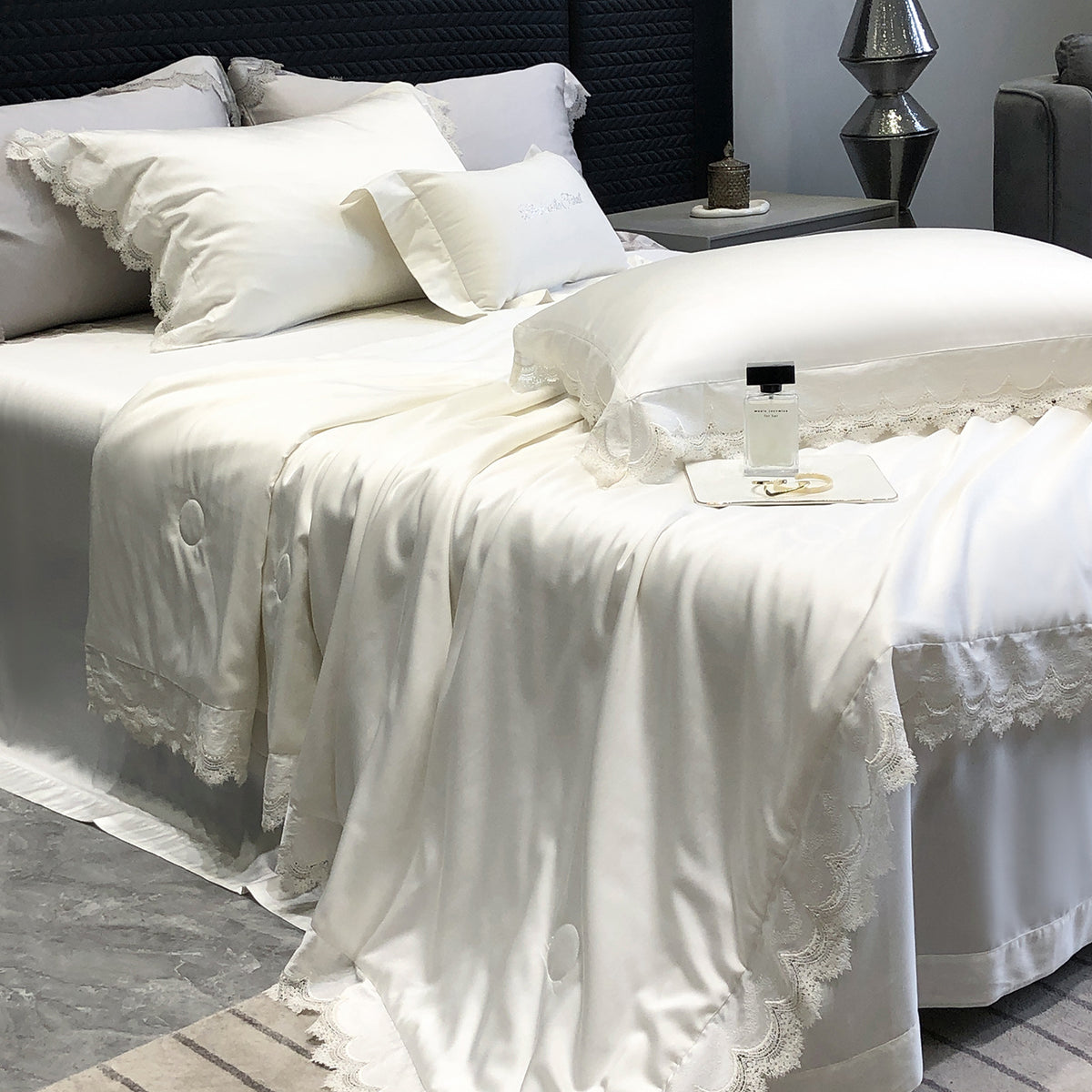 Elegante Satin-Bettwäschegarnitur mit Spitzenbordüre und gesteppter Tagesdecke