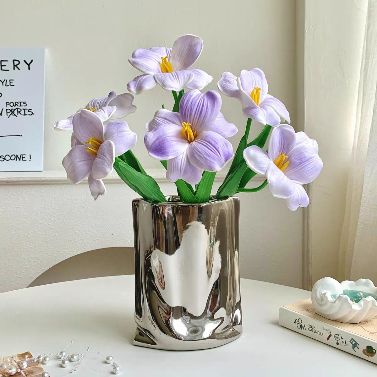 Lebensechte dekorative Blumenarrangement