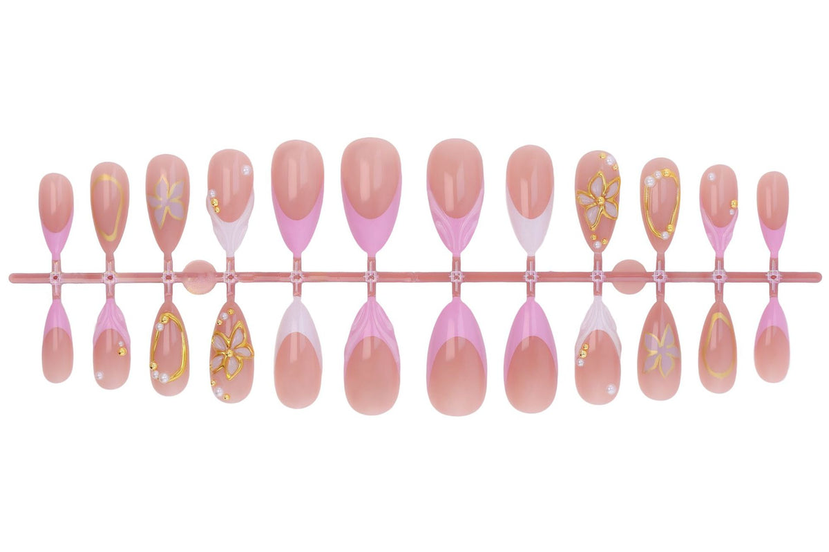 Kunstnagelset mit floralen und glitzernden Verzierungen Brehn