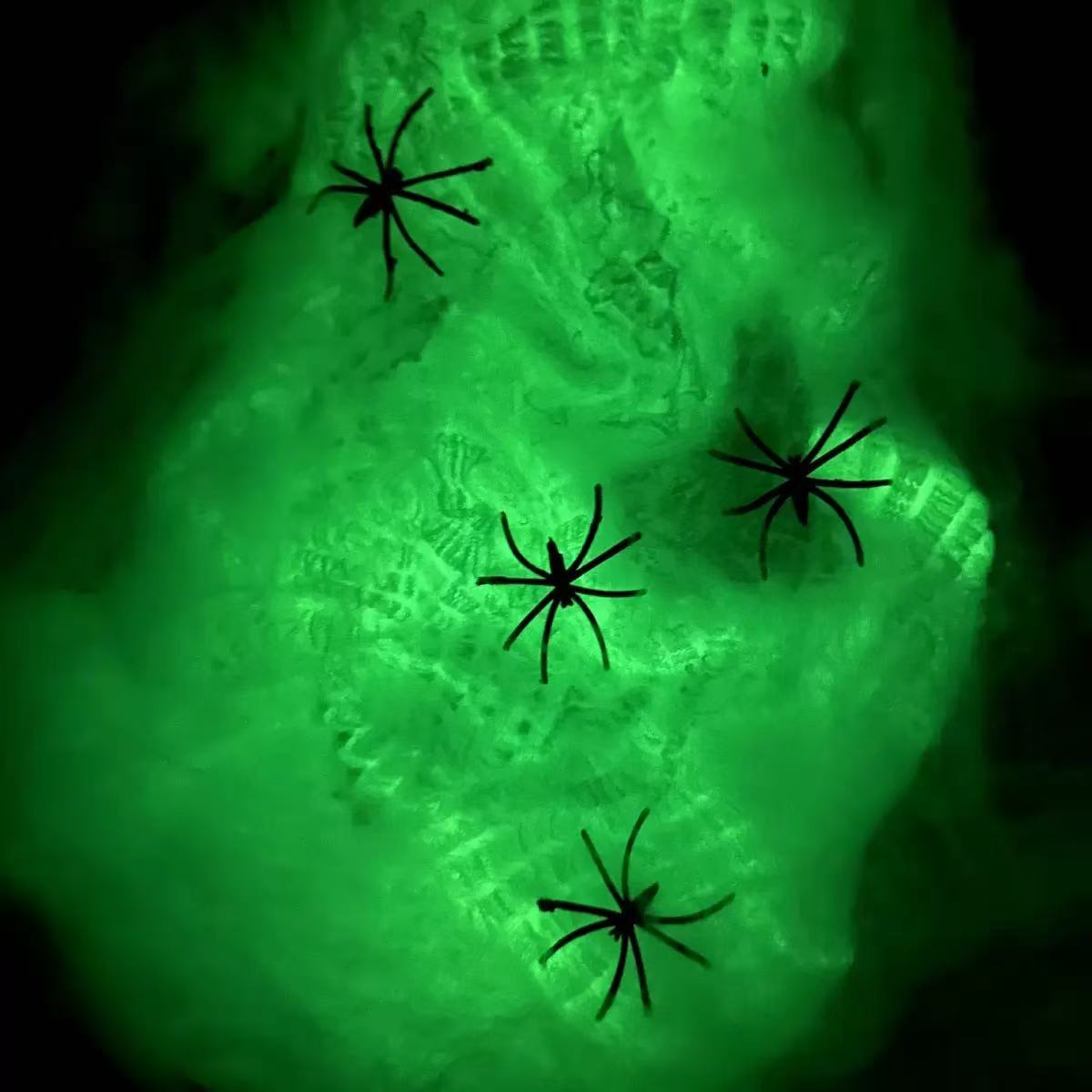 Dekorative Halloween Spinnennetz mit Kunstspinnen