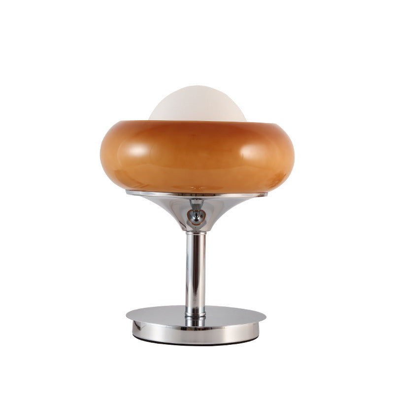 Moderne Tischlampe mit schlankem Metallfuß und sanftem Leuchtenschirm