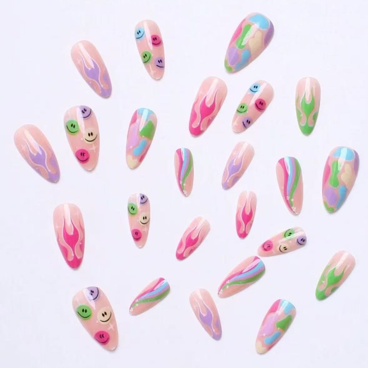 Kreatives Kunstnagelset mit verspielten 3D-Motiven Brehn
