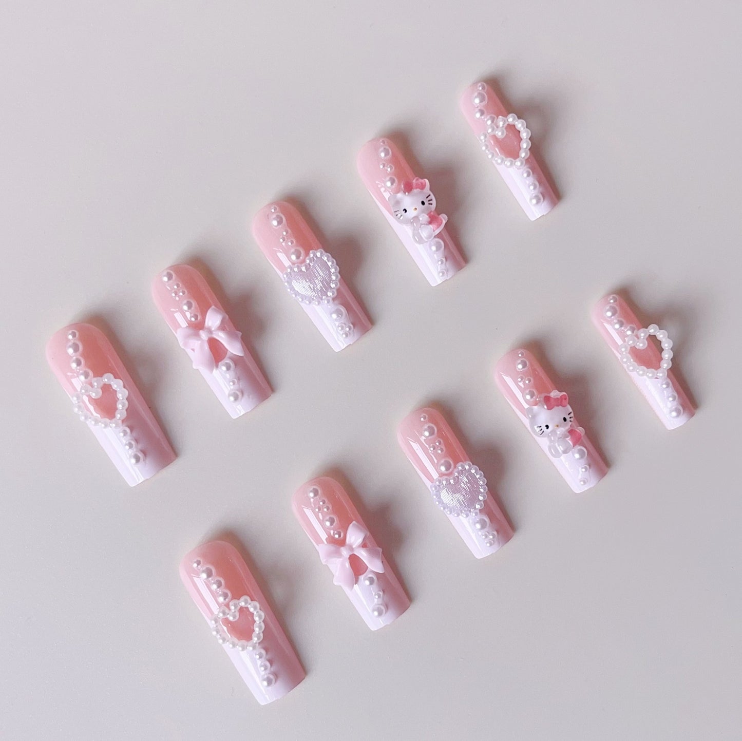 Kunstnagelset mit verspielten 3D-Pflege- und Perlenverzierungen Brehn