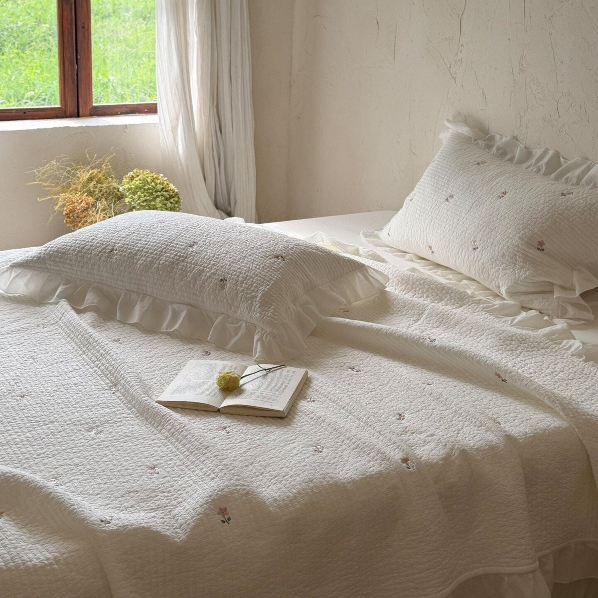 Gesteppte Tagesdecke- und Kissen-Set mit Volant und zarter Blumenstickerei