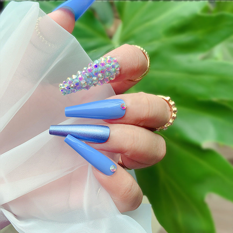 Glamouröse mit Strass verzierte Stiletto-Nägel