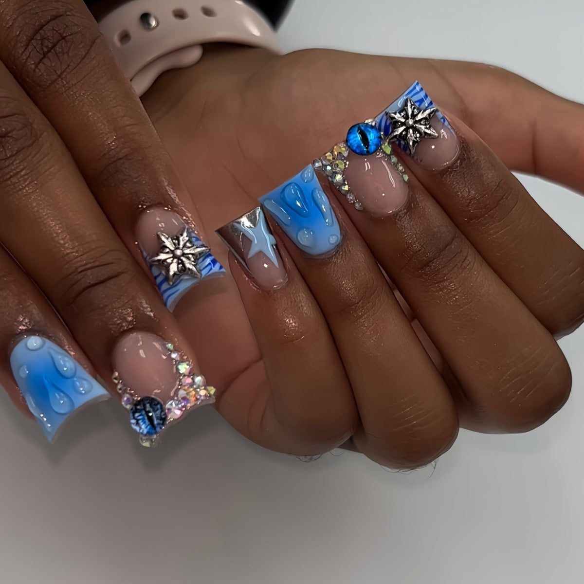 Dekoratives Press-on-Nagelkunst-Set mit Edelsteinakzenten Brehn