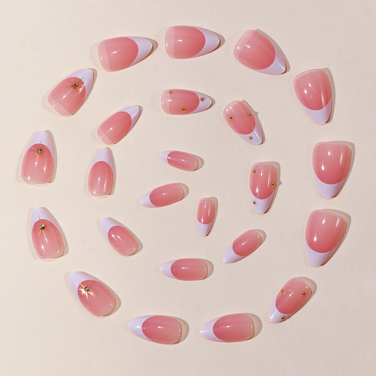 Elegante French Tip Nagelkunst mit goldenen Akzenten Brehn