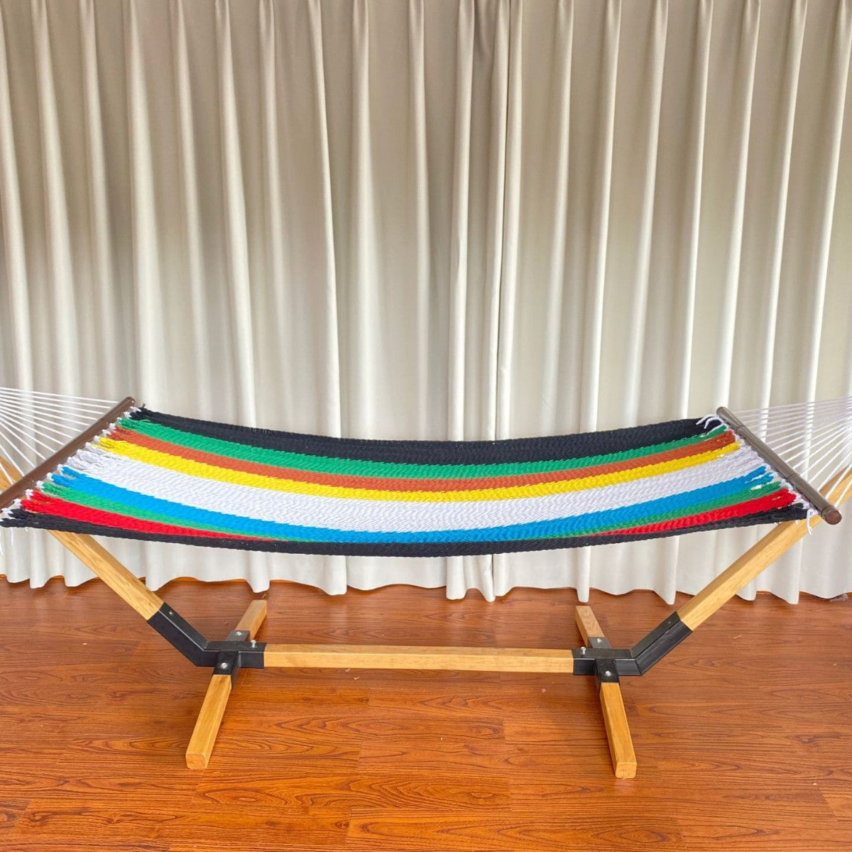 Gewebte Baumwollhammock mit Holzspreaderleisten und freistehendem Gestell Brehn