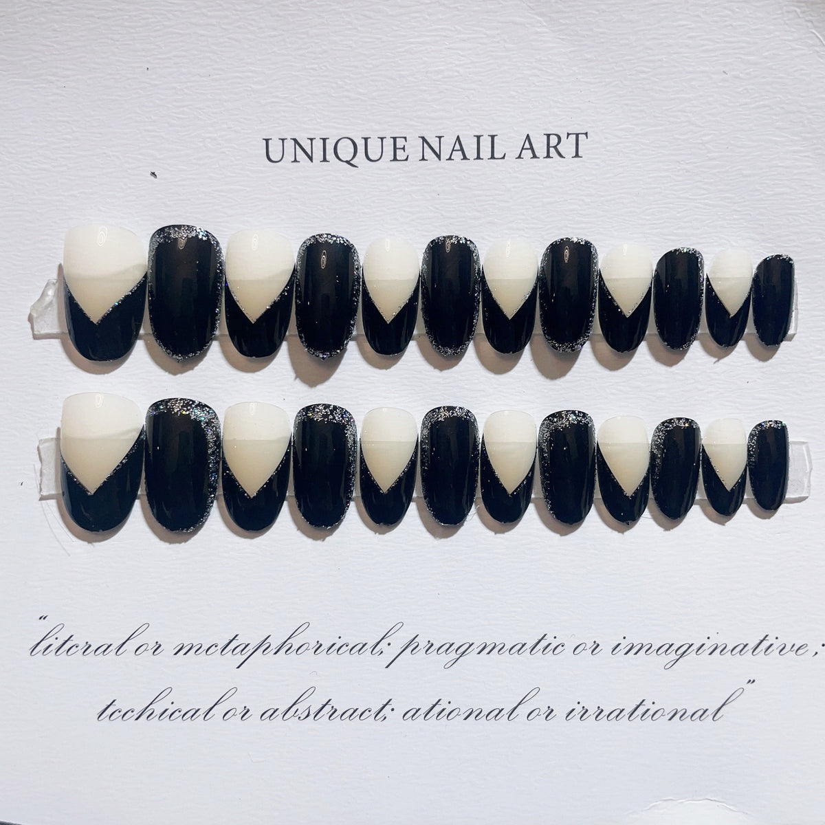 Künstlerisches Press-On-Nageldesign mit geometrischen Mustern