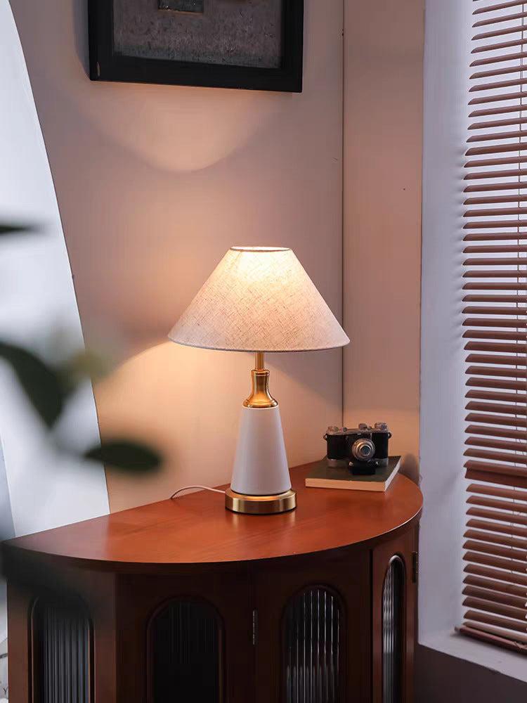 Zeitgenössische Tischlampe mit strukturiertem Sockel