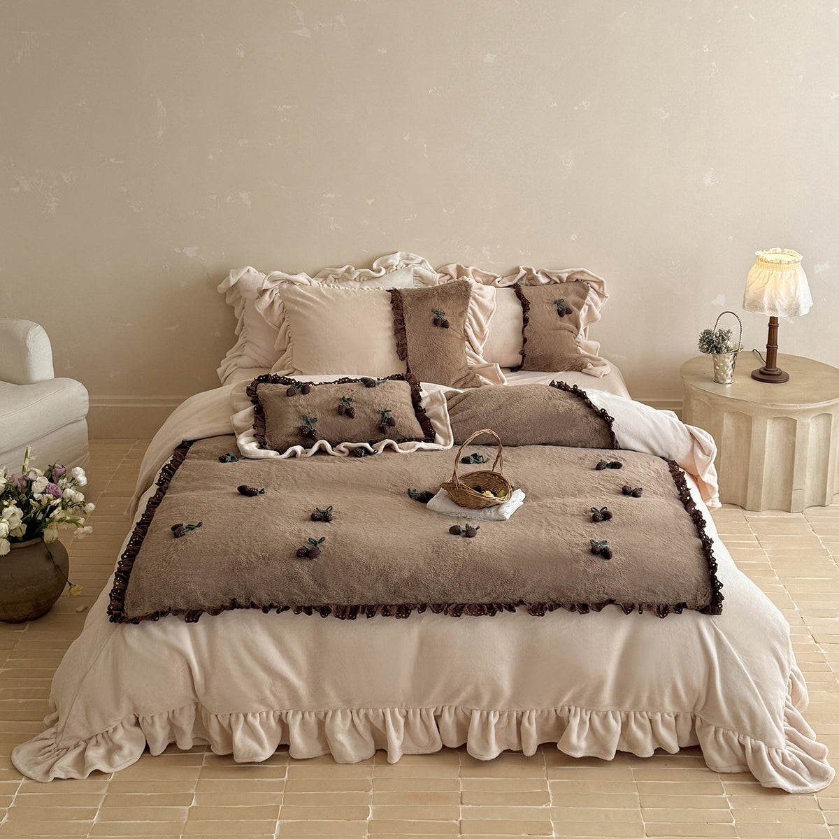 Rüschendes Baumwoll-Satin Bettbezug-Set mit Applikationen aus Filz-Kirschen