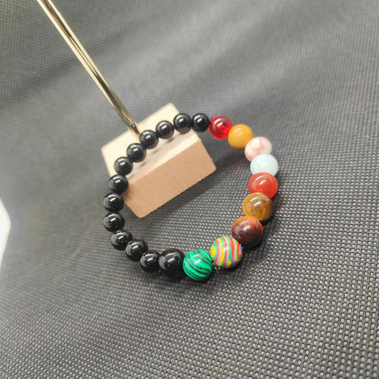 Bunte Armband mit Natursteinen Brehn