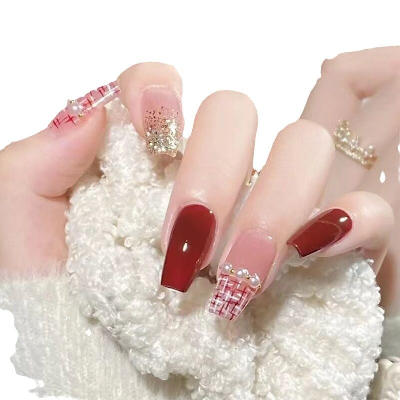 Modische Kunstfingernägel mit Glitzerdetails Brehn
