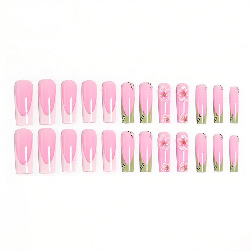 Kunstvolle Nagelspitzen mit floralen Verzierungen Brehn