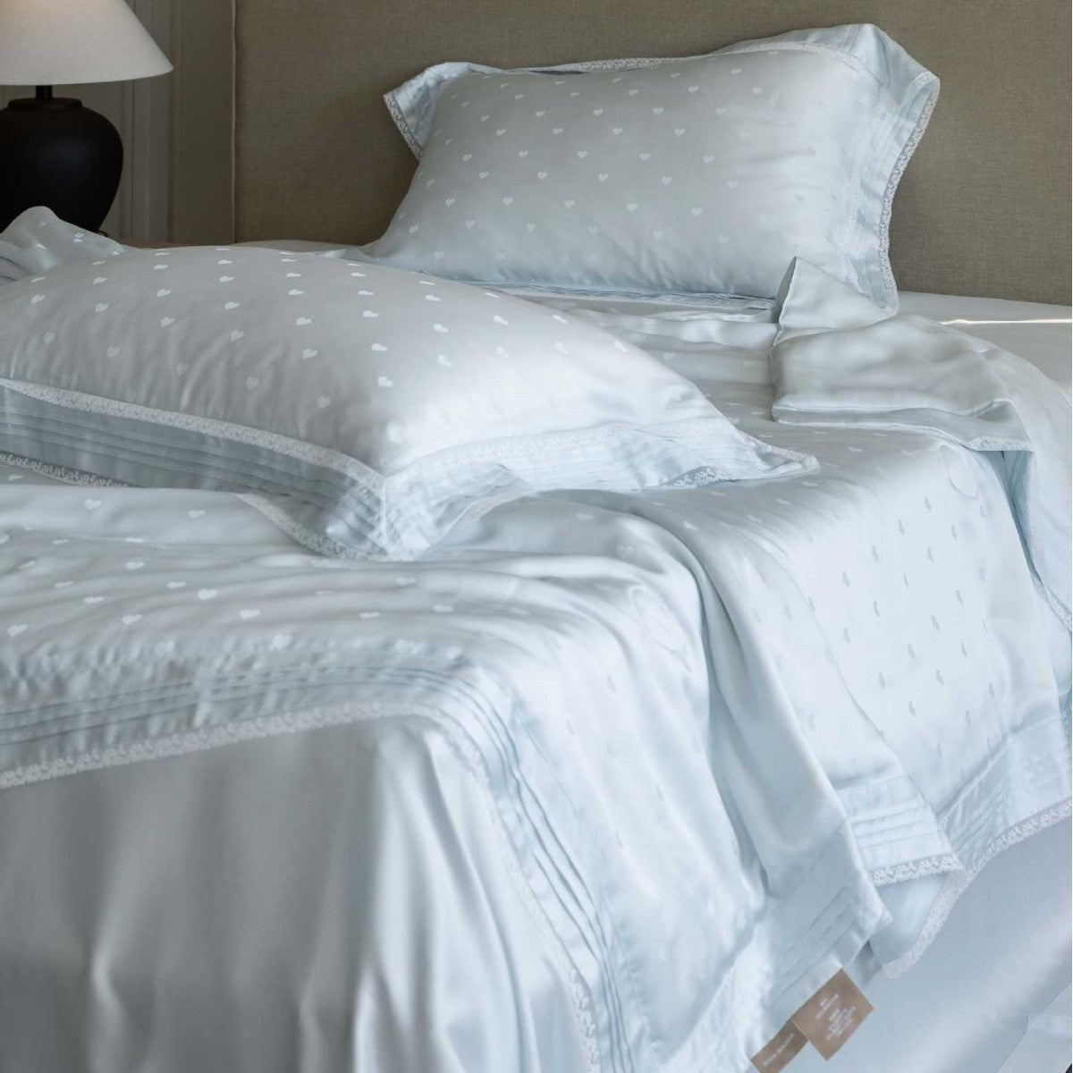 Luxuriöses Satin-Bettwäsche-Set mit Spitzenrand und Herzmotiv