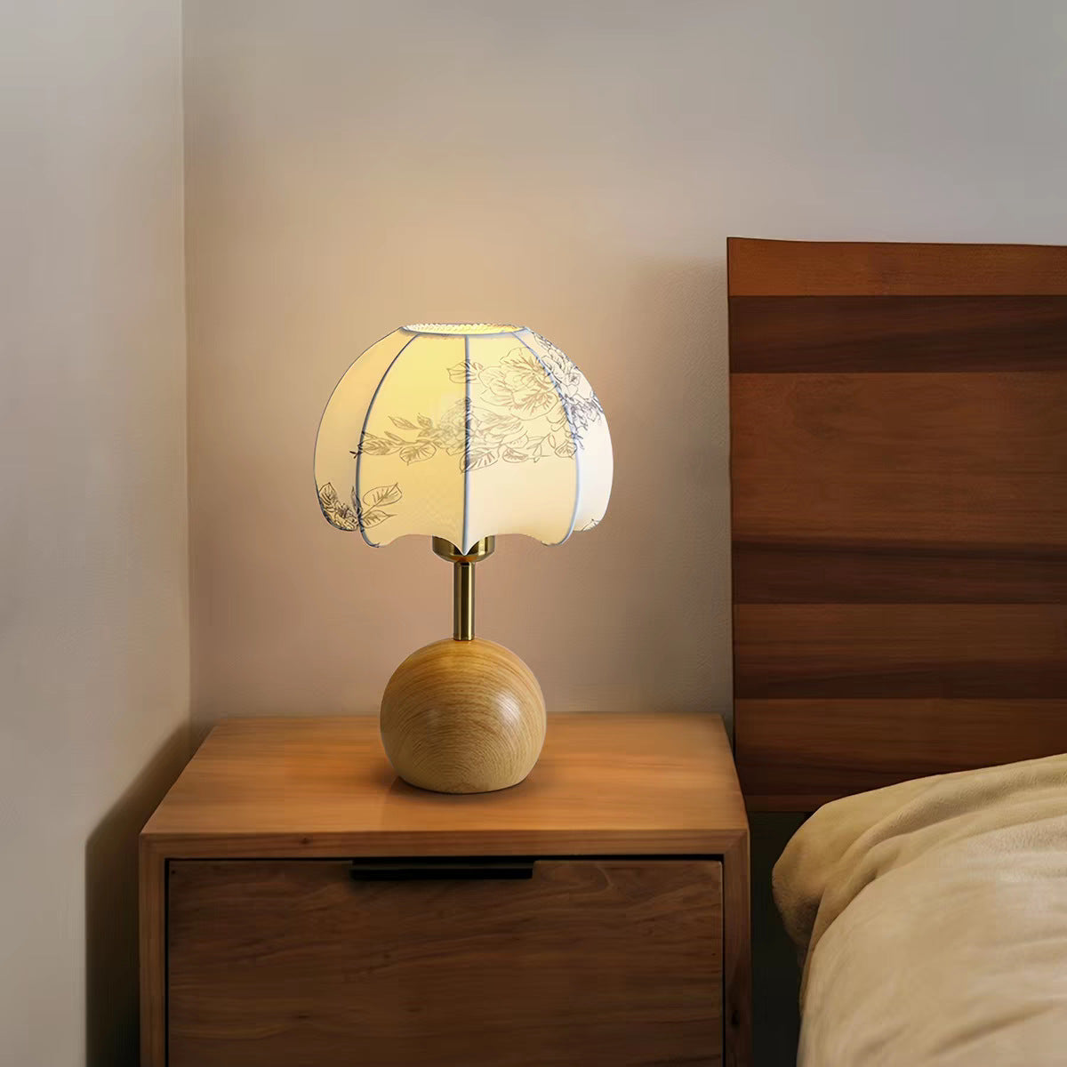 Elegante Tischlampe mit floralem Design