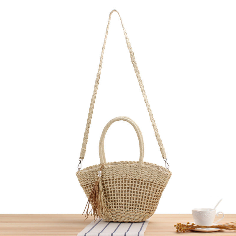 Handtasche Aus Geflochtenem Naturmaterial mit Eleganter Quastenverzierung Brehn