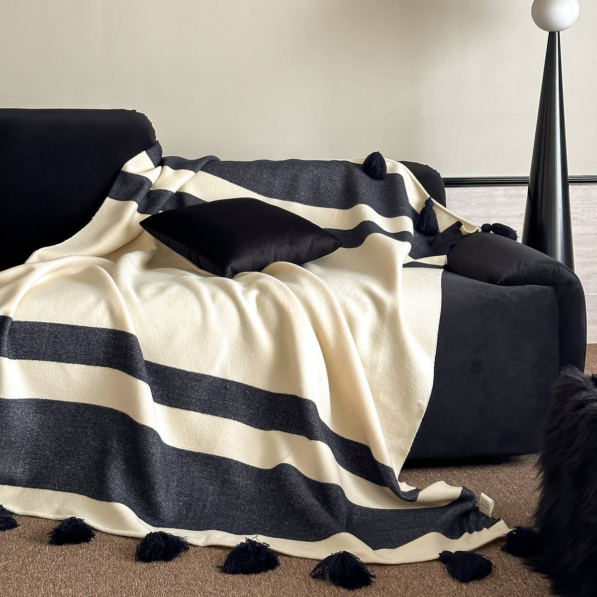 Weich gewebte Kuscheldecke mit Quasten und diagonalen Streifen