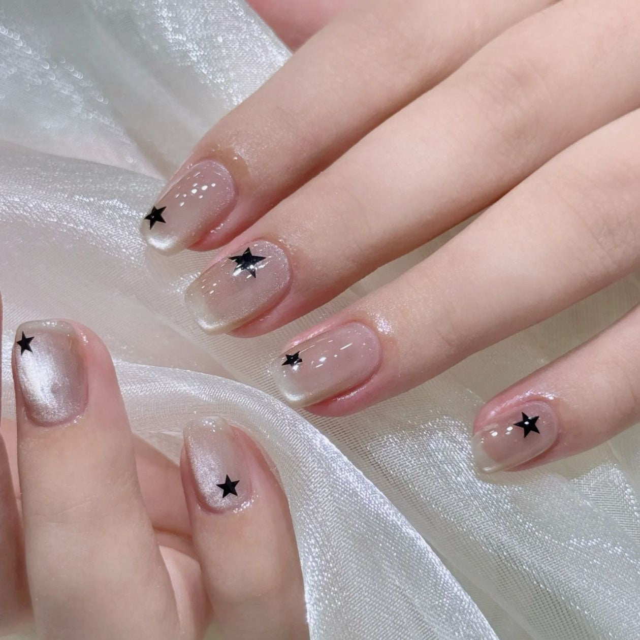 Künstlerisches Press-On-Nagelset mit Stern Designs Brehn