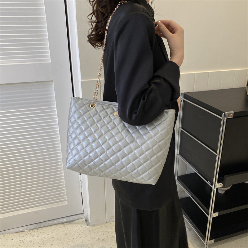 Gepolsterte Handtasche mit Kettenhenkel