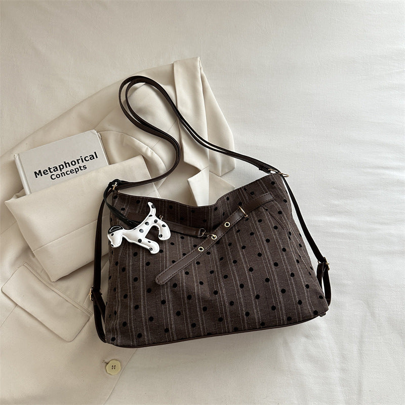 Stylische Schultertasche mit Tierakzenten
