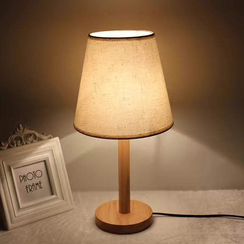 Moderne Tischlampe mit natürlichem Holzfuß