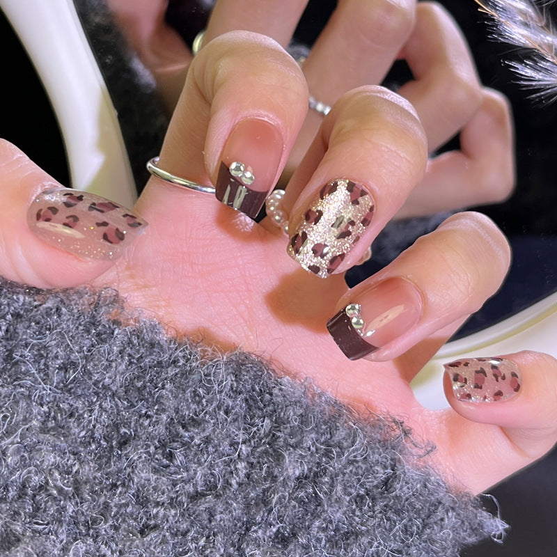 Künstlerisches Press-On-Nagel-Set mit glänzendem Leoparden- und Glitzerdesign Brehn