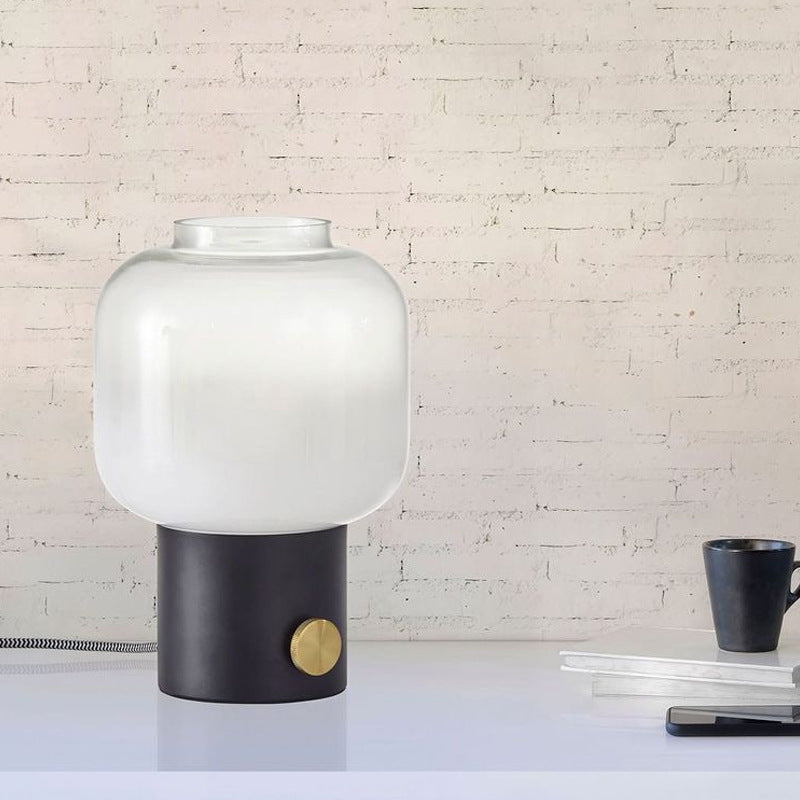 Moderne Glastischlampe mit Messingbasis